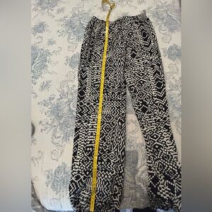 Black and White Geometric Print Pant. Tag says Size L, fits like M.